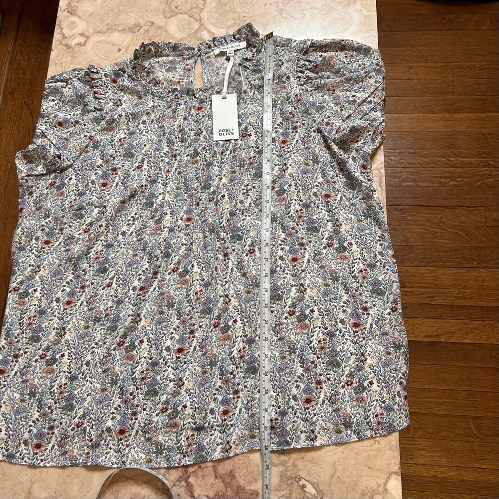 NWT Rose + Olive Size 1X Blue Floral Short Sleeve Blouse Ruffle Flowy - Picture 15 of 16